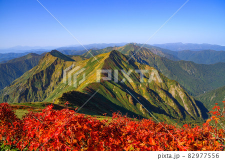 秋の山並み・谷川岳からの展望 82977556