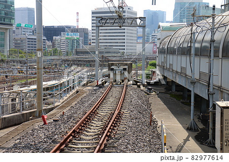 東京駅中央本線　鉄道の車止め　中央線2番線鉄道線路の終端　東京都千代田区丸の内 82977614