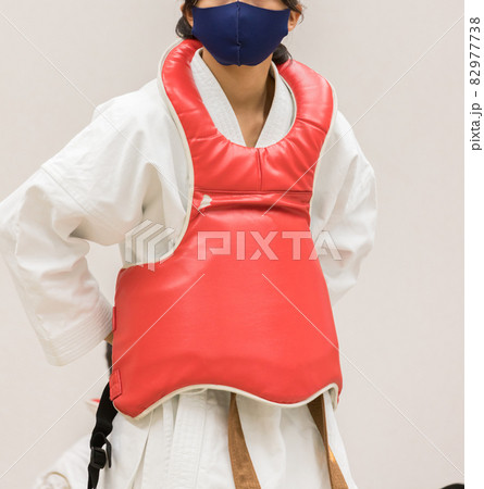 防護具を付けて空手を練習している子供 82977738