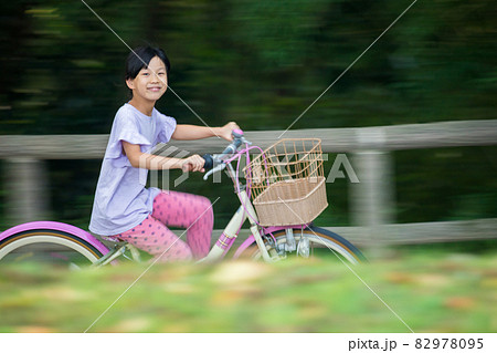 夏の公園で自転車を乗って遊んでいる子供 82978095