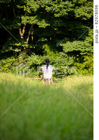 夏の公園で自転車を乗っている子供 夏の公園で自転車を乗っている子供 82978096