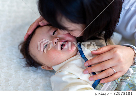 家族写真 8ヶ月の乳児 家族写真 8ヶ月の乳児 82978181