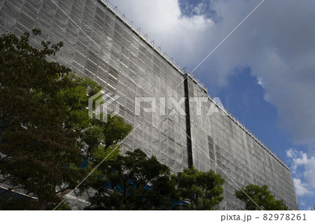 古い集合住宅の大規模修繕、都営住宅の外壁工事,昭和に建てられた集合住宅、足場の組まれた都営住宅,. 82978261