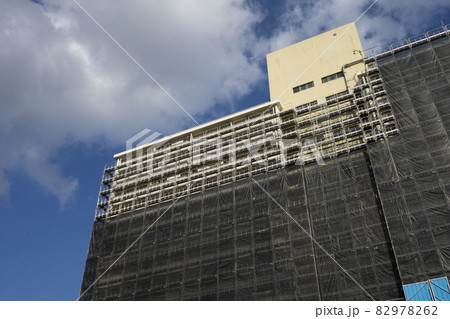 古い集合住宅の大規模修繕、都営住宅の外壁工事,昭和に建てられた集合住宅、足場の組まれた都営住宅,. 82978262