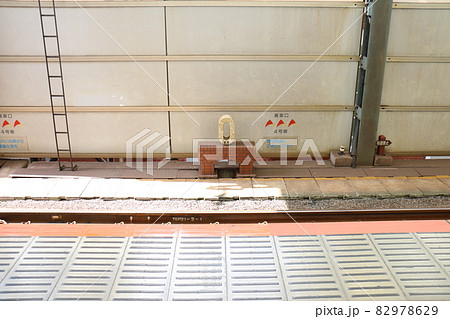 東京都千代田区　東京駅　1番中央本線のゼロキロポスト　レンガの駅舎をイメージした赤レンガの土台 82978629