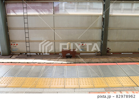 東京都千代田区丸の内　東京駅　1番中央本線のゼロキロポスト　レンガの駅舎をイメージした赤レンガの土台 82978962