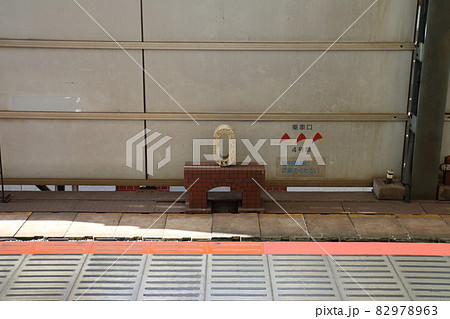 東京都千代田区丸の内　東京駅　1番中央本線のゼロキロポスト　レンガの駅舎をイメージした赤レンガの土台 82978963