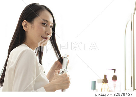 ヘアアイロンをかける女性 82979457