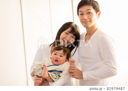 家族写真 8ヶ月の乳児 家族写真 8ヶ月の乳児 82979487