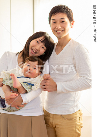 家族写真　8ヶ月の乳児　 82979489