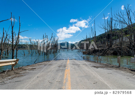 北海道夕張市　シューパロ湖に沈む旧道 82979568