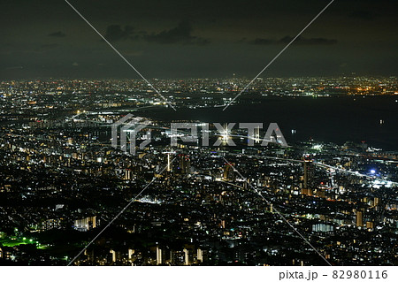 日本三大夜景の一つ「掬星台」から見た神戸市東部から大阪市にかけての夜景 日本三大夜景の一つ「掬星台」から見た神戸市東部から大阪市にかけての夜景 82980116