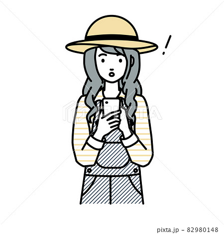立ってスマートフォンを操作して何かに気づいて驚いた農家の女性 82980148