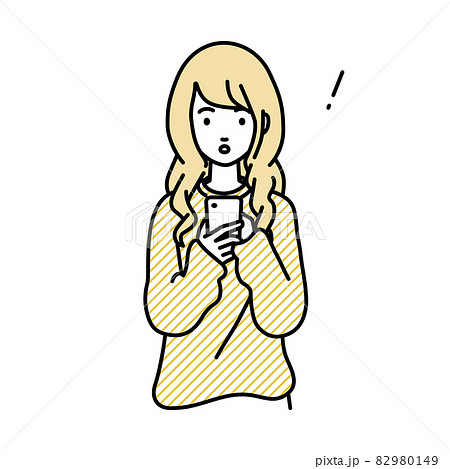 立ってスマートフォンを操作して何かに気づいて驚いたリモートワークの女性 82980149