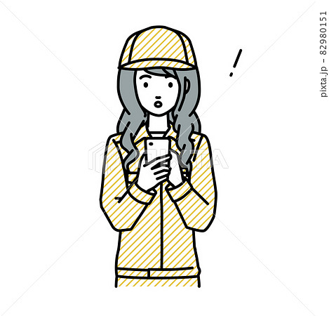 立ってスマートフォンを操作して何かに気づいて驚いた作業員の女性 立ってスマートフォンを操作して何かに気づいて驚いた作業員の女性 82980151