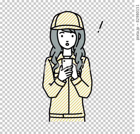 立ってスマートフォンを操作して何かに気づいて驚いた作業員の女性 立ってスマートフォンを操作して何かに気づいて驚いた作業員の女性 82980151