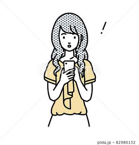 立ってスマートフォンを操作して何かに気づいて驚いたオフィスカジュアルの女性 82980152
