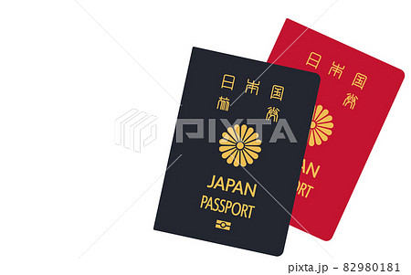 重なる日本のパスポート、一般旅券　紺色と赤色 82980181