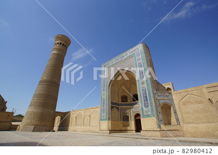 ウズベキスタン ブハラ カラーン・ミナレットとカラーン・モスク 82980412