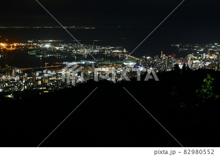 日本三大夜景の一つ 掬星台 から見た ポートアイランドや神戸市中心部の夜景の写真素材