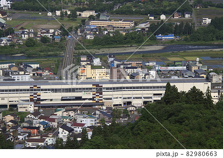 俯瞰で望む初夏の浦佐駅西口と魚野川 82980663