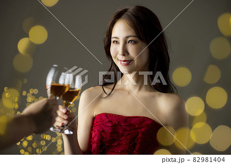 赤いドレスの女性 赤いドレスの女性 82981404