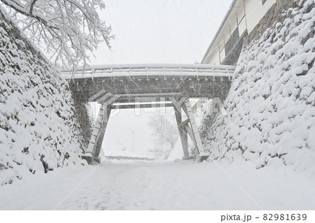 彦根城天秤櫓の雪景色 82981639