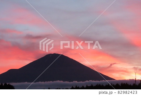 夕陽の富士山に薄命光線と鳳凰雲の写真素材 [82982423] - PIXTA