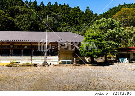 埼玉県 廃校 飯能市立北川小学校の校舎と青空 埼玉県 廃校 飯能市立北川小学校の校舎と青空 82982590