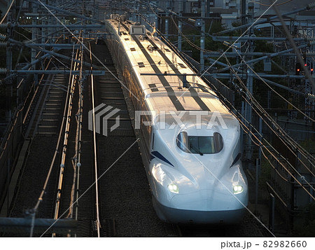 新幹線N700S　J1編成　黄昏の本町跨線橋にて 82982660
