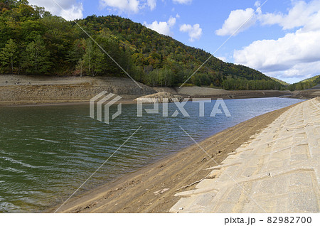 水位が低下したさっぽろ湖（水資源問題イメージ） 82982700