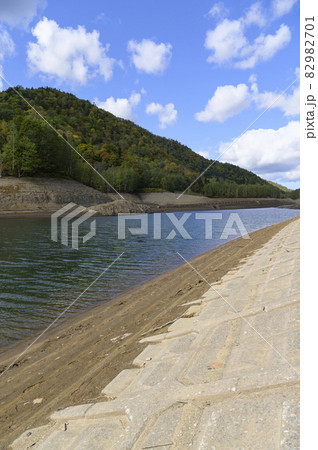 水位が低下したさっぽろ湖(水資源問題イメージ) 水位が低下したさっぽろ湖(水資源問題イメージ) 82982701