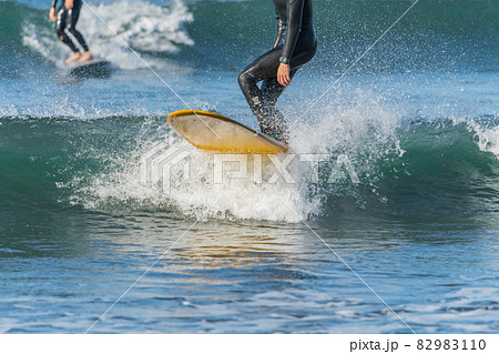 【強風吹き荒れる春の嵐の中のサーフィン】 82983110