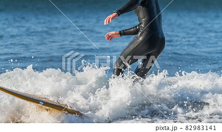 【強風吹き荒れる春の嵐の中のサーフィン】 【強風吹き荒れる春の嵐の中のサーフィン】 82983141