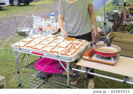 大人数のキャンプでの朝ごはん 82984033