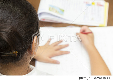 宿題をする小学生の女の子 82984034