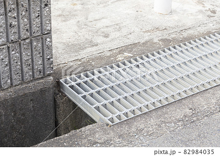 溝にかかるグレーチング 82984035