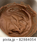 チョコレートを湯煎して混ぜる　バレンタイン　手づくり 82984054