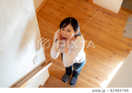 階段下から呼んでいる女性 階段下から呼んでいる女性 82984796