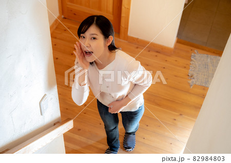 階段下から呼んでいる女性 82984803