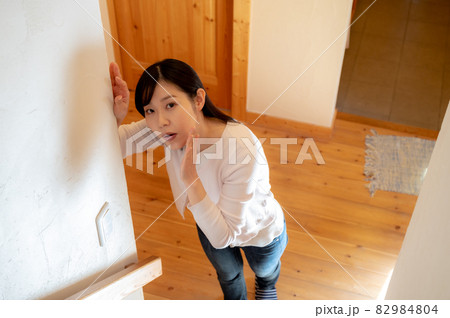 階段下から呼んでいる女性 82984804