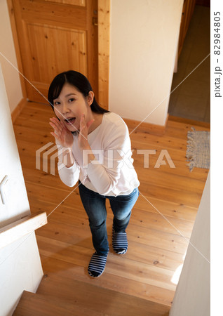 階段下から呼んでいる女性 82984805