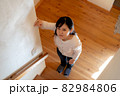階段下から見上げている女性 82984806