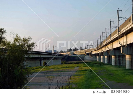 夕暮れの荒川河川敷 埼京線荒川橋梁と戸田橋 夕暮れの荒川河川敷 埼京線荒川橋梁と戸田橋 82984980