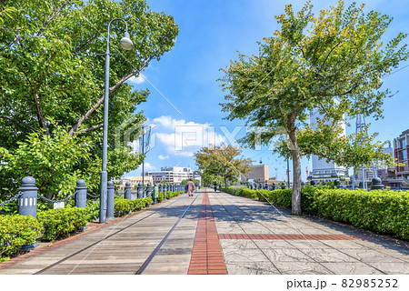 横浜みなとみらいの都市風景 汽車道 横浜みなとみらいの都市風景 汽車道 82985252
