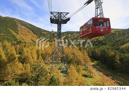 紅葉見頃な北八ヶ岳ロープウェイと坪庭 紅葉見頃な北八ヶ岳ロープウェイと坪庭 82985344