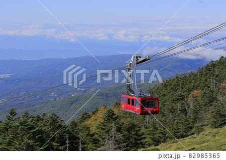 紅葉見頃な北八ヶ岳ロープウェイと坪庭 紅葉見頃な北八ヶ岳ロープウェイと坪庭 82985365