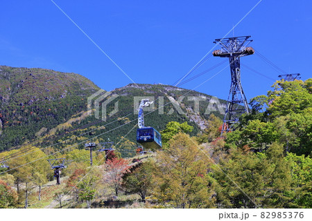 紅葉見頃な北八ヶ岳ロープウェイと坪庭 紅葉見頃な北八ヶ岳ロープウェイと坪庭 82985376