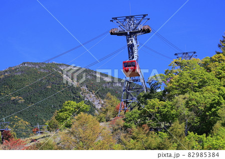 紅葉見頃な北八ヶ岳ロープウェイと坪庭の写真素材