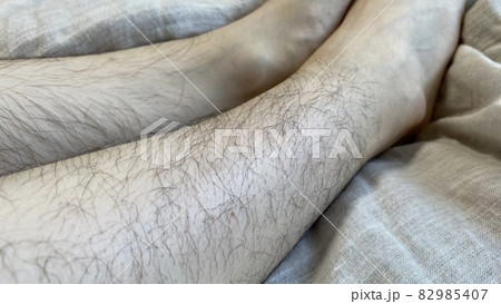 ムダ毛のたくさん生えた女性のふくらはぎと足首 ムダ毛のたくさん生えた女性のふくらはぎと足首 82985407